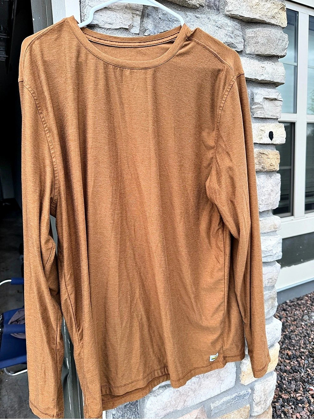 Men’s VUORI large long sleeve workout top brown color
